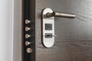 como-abrir-una-puerta-con-la-llave-echada-min.jpg blank
